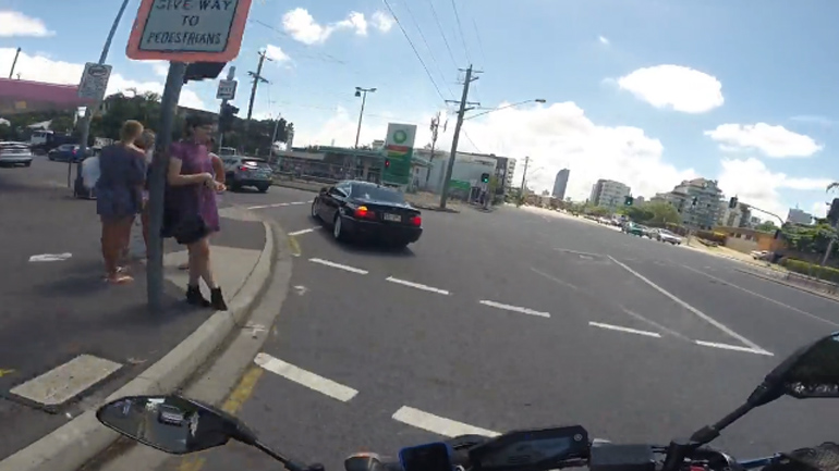 Κοιτούσε τα κορίτσια και τράκαρε!